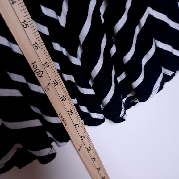 Max Studio Black White Chevron Stripe Skirt Knee Length Pull On Women's Medium - Picture 7 of 7